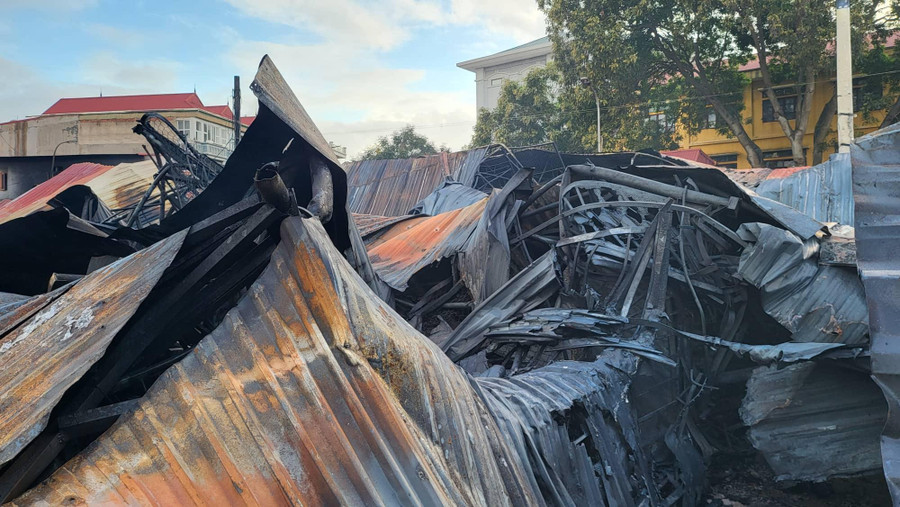 Sau hơn 3 giờ đồng hỗ nỗ lực thực hiện các biện pháp cứu hỏa, đến khoảng 4h ngày 13/7, đám cháy đã được khống chế hoàn toàn.