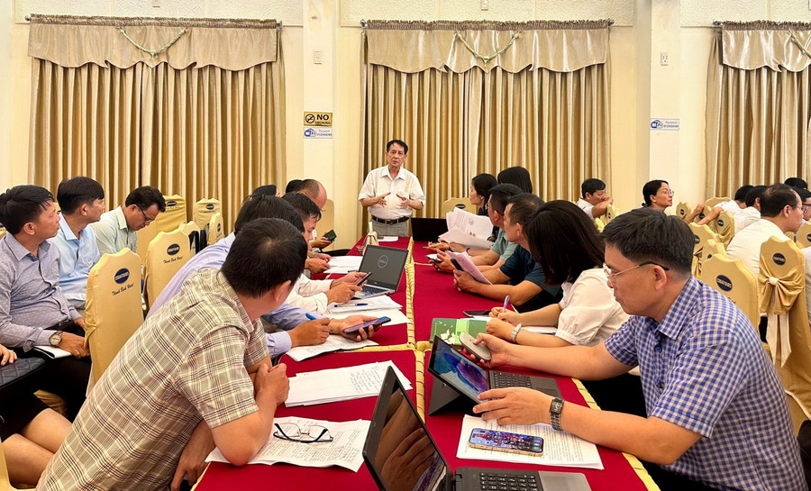 Các đại biểu dự hội thảo được chia thành 5 nhóm để thảo luận chi tiết từng quy định, nhóm chính sách của dự thảo Luật. Các đại biểu dự hội thảo được chia thành 5 nhóm để thảo luận chi tiết từng quy định, nhóm chính sách của dự thảo Luật.