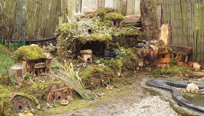 Ngôi làng thu nhỏ theo phong cách Hobbit của những chú chuột hoang. Ảnh: Simon Dell.