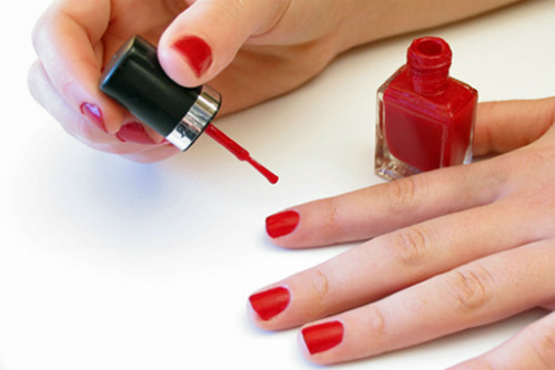 Móng tay giòn đôi khi là dấu hiệu của nhiễm trùng nấm. Ảnh minh họa: Statis