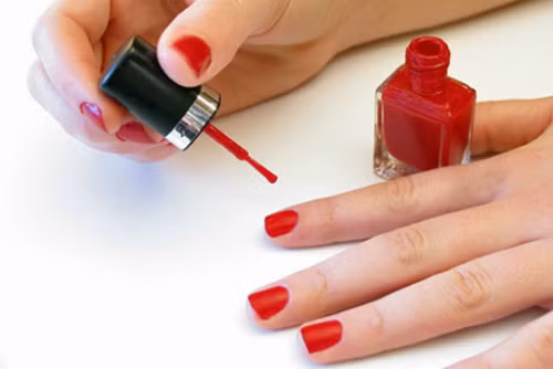 Móng tay giòn đôi khi là dấu hiệu của nhiễm trùng nấm. Ảnh minh họa: Statis