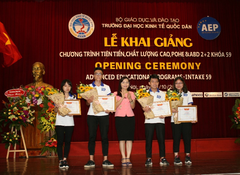 Phó Hiệu trưởng Trần Thị Vân Hoa trao thưởng 4 thủ khoa các chương trình