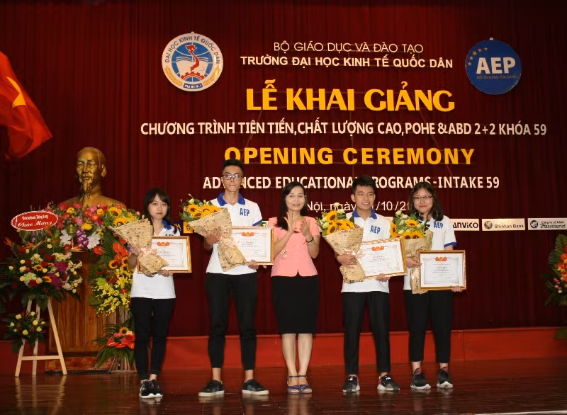 Phó Hiệu trưởng Trần Thị Vân Hoa trao thưởng 4 thủ khoa các chương trình