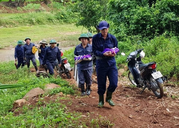 Lực lượng thuộc Đoàn Kinh tế - Quốc phòng 337 quy tập hài cốt liệt sĩ. 