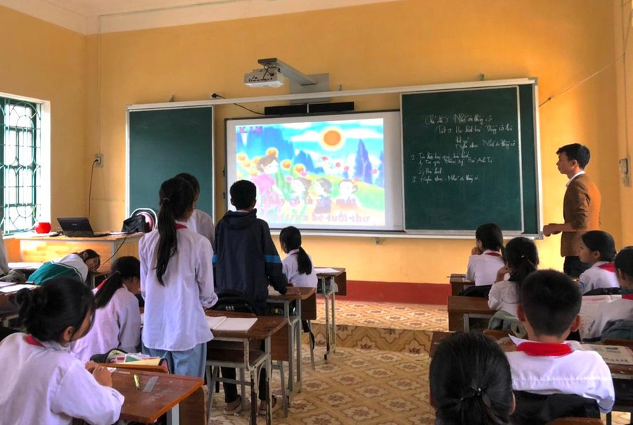 Thầy cô và học sinh từ quen đến cảm nhận được sự hấp dẫn qua từng giờ lên lớp.