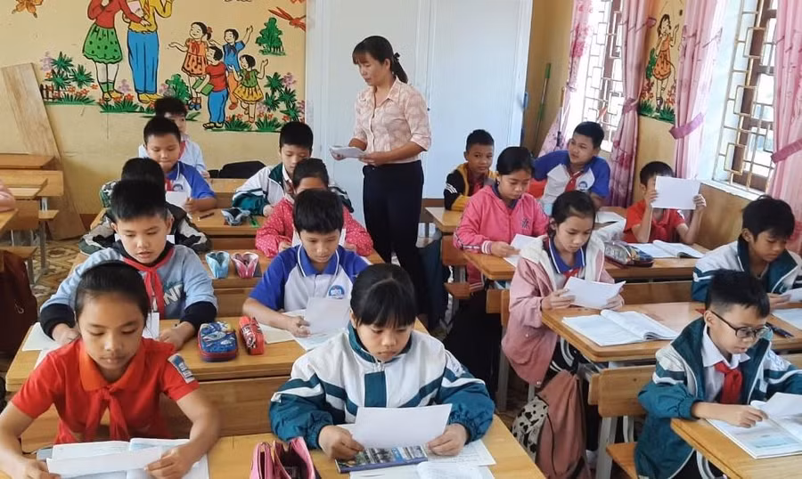 Tiết dạy Luyện từ và câu lớp 5 của cô giáo Hà Thị Hồng Anh, Trường TH&THCS Hưng Thịnh.