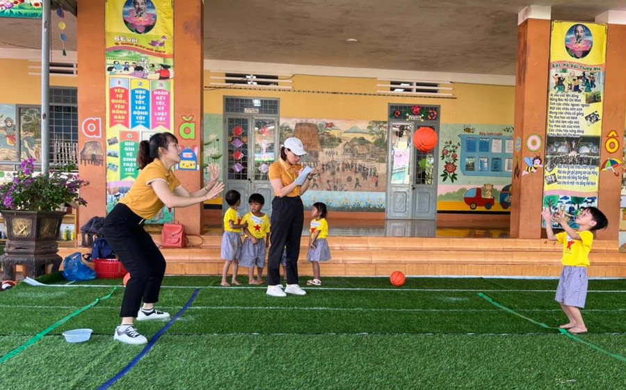 Quan sát trẻ trực tiếp qua hoạt động thể chất.