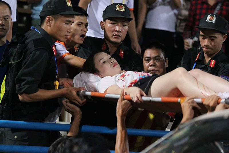 Lực lượng an ninh và bác sĩ chuyển nữ CĐV đi bệnh viện cấp cứu. Trận đấu phải tạm dừng chục phút. Trọng tài chính Ngô Duy Lân phải trao đổi với một số thành viên ban tổ chức giải trước khi ra quyết định.