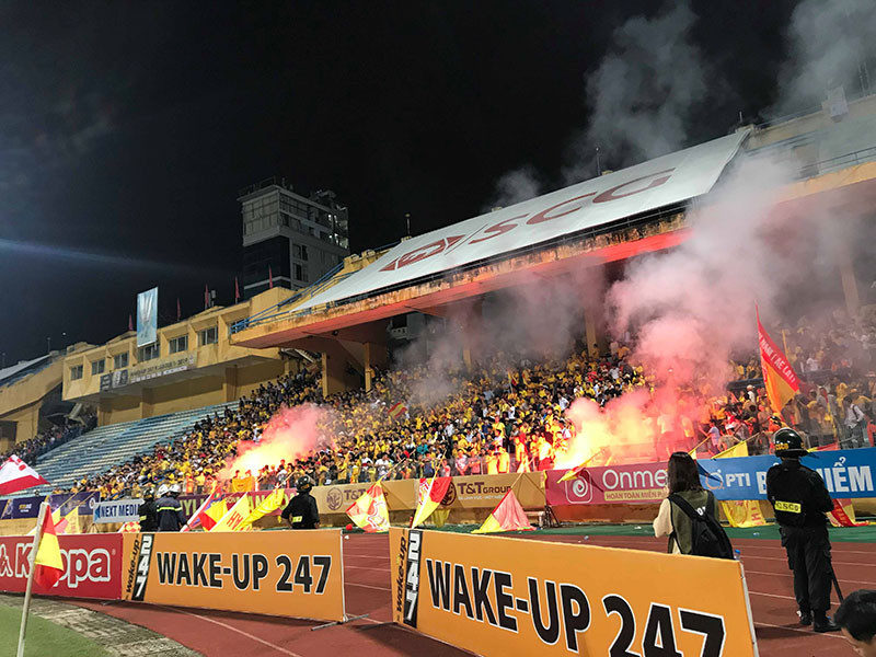 Trận đấu giữa Hà Nội FC và Nam Định đã phải tạm dừng khoảng 10 phút khi xảy ra sự cố đáng tiếc.