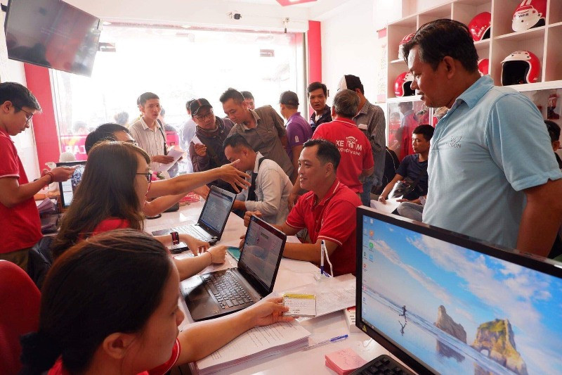 Cũng có một số người trung tuổi, cho biết từng chạy xe ôm truyền thống, đến tìm hiểu thông tin để đăng ký Cũng có một số người trung tuổi, cho biết từng chạy xe ôm truyền thống, đến tìm hiểu thông tin để đăng ký