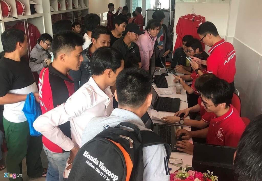 Các tài xế đến đăng ký đa phần là giới trẻ Các tài xế đến đăng ký đa phần là giới trẻ