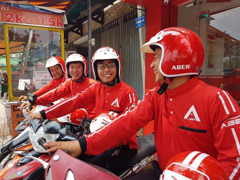 Những tài xế đầu tiên đăng ký và nhận quà tặng là đồng phục và mũ bảo hiểm ABER, đang chia vui với nhau Những tài xế đầu tiên đăng ký và nhận quà tặng là đồng phục và mũ bảo hiểm ABER, đang chia vui với nhau