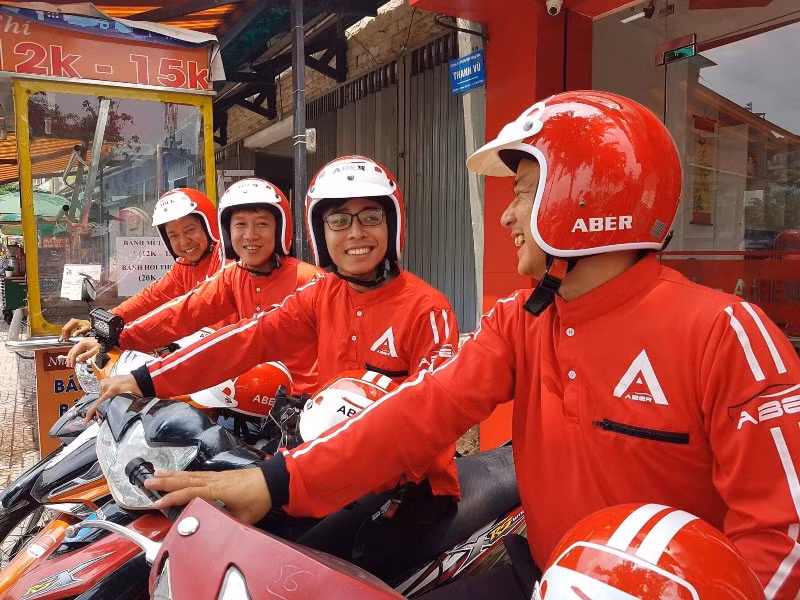 Những tài xế đầu tiên đăng ký và nhận quà tặng là đồng phục và mũ bảo hiểm ABER, đang chia vui với nhau