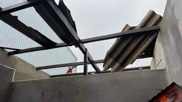 Một số nhà dân bị tốc mái, ảnh hưởng nặng.