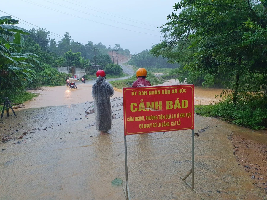 Đường giao thông dẫn vào các điểm trường bị chia cắt.