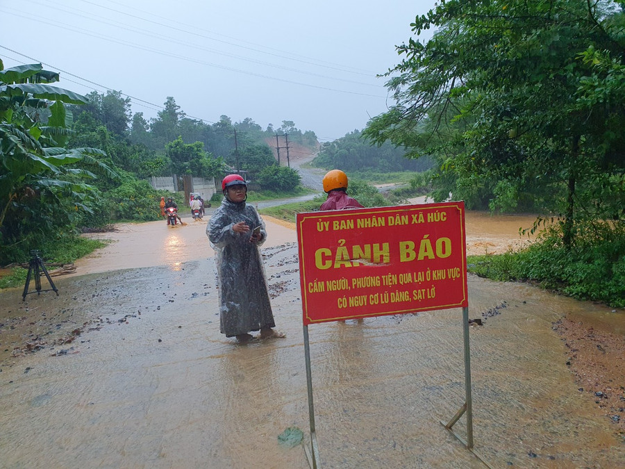 Chính quyền đặt cảnh báo nguy hiểm, ngăn người qua lại. Chính quyền đặt cảnh báo nguy hiểm, ngăn người qua lại.