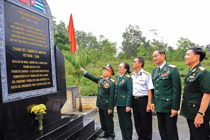 Hội truyền thống Trường Sơn đường Hồ Chí Minh Việt Nam khánh thành Bia lưu niệm Đoạn đường hữu nghị Việt Nam - Cuba. (Ảnh: Trần Tuyền)