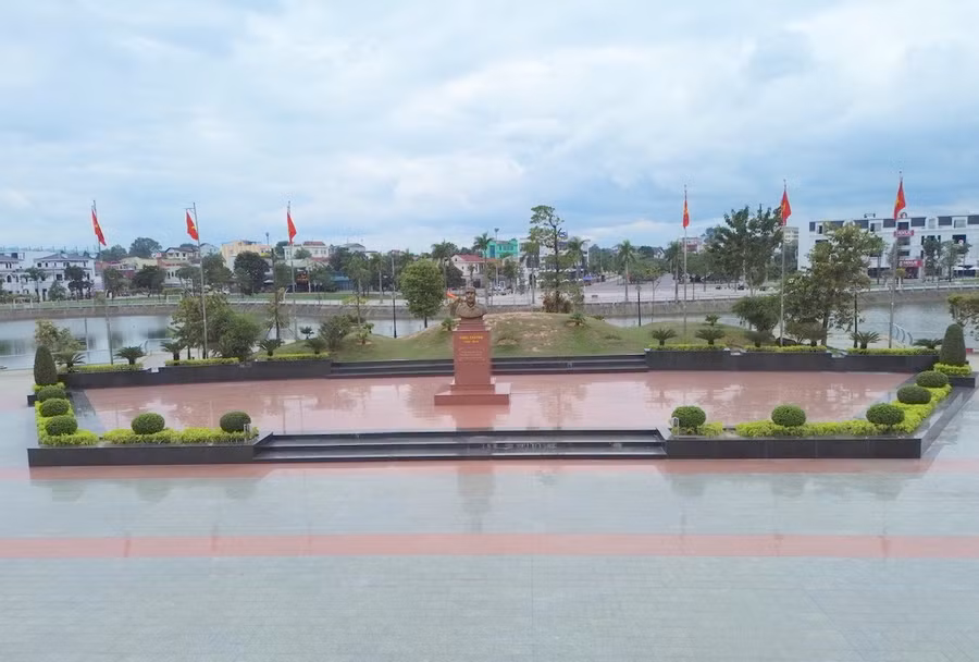 Tượng lãnh tụ Fidel Castro đặt giữa trung tâm của công viên.