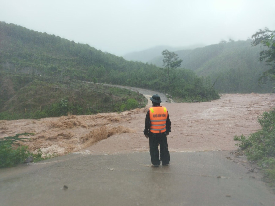 Nước lên nhanh gây chia cắt một số cầu tràn.