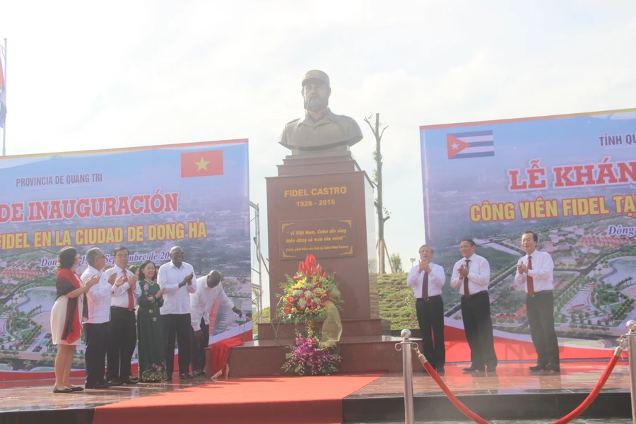 Lãnh đạo Đảng, Nhà nước Việt Nam và các nhà lãnh đạo Cuba khánh thành công viên Fidel ở Quảng Trị năm 2018. (Ảnh: Đ. Đức)