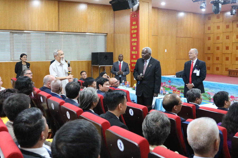 Chủ tịch Quốc hội Cuba trò chuyện với các chuyên gia, bác sĩ và nhân viên y tế tại bệnh viện.