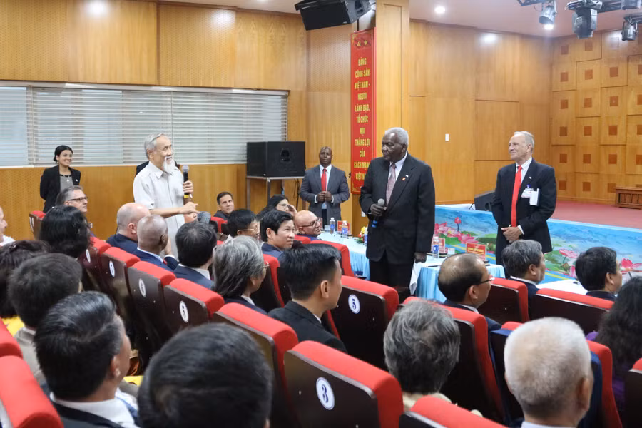 Chủ tịch Quốc hội Cuba trò chuyện với các chuyên gia, bác sĩ và nhân viên y tế tại bệnh viện.