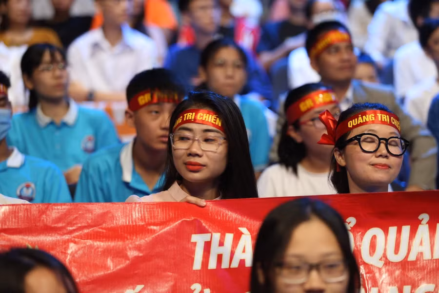 ...và bạn bè cổ vũ nhiệt tình cho các nhà leo núi.