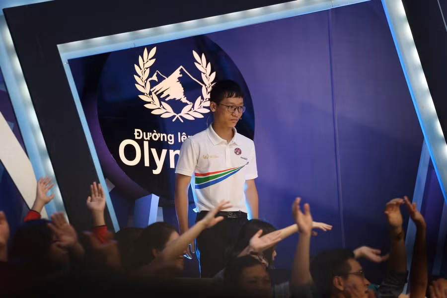 Lưu Đào Dũng Trí xuất hiện trong tiếng hò reo của khán giả.