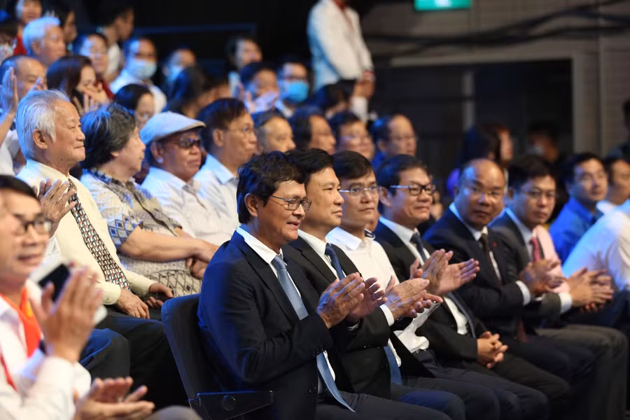 Thứ trưởng Bộ GD&amp;ĐT Nguyễn Hữu Độ đến cổ vũ cho các thí sinh.