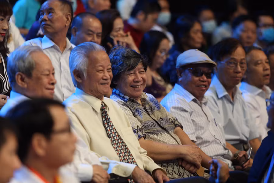 Hội đồng cố vấn.