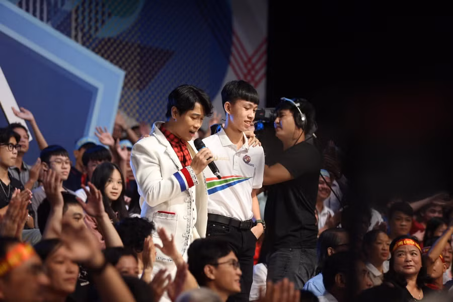 Tuấn Kiệt được chào đón nồng nhiệt bằng những chàng pháo tay.