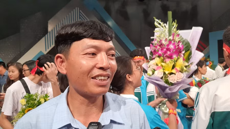 Ông Nguyễn Văn Hiểu vui mừng với chiến thắng của con gái