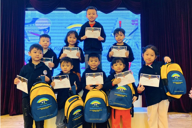 Các học sinh nhận thưởng tại Cuộc thi The English Star Kids. Các học sinh nhận thưởng tại Cuộc thi The English Star Kids.