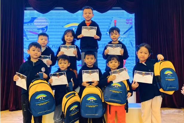 Các học sinh nhận thưởng tại Cuộc thi The English Star Kids.