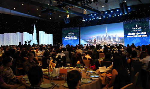 400 khách hàng là những người đã mua căn hộ tại tòa Central 1 VHCP đã đến tham dự buổi tiệc “Gắn kết cộng đồng” đầu tiên vào ngày 1/8/2015. 400 khách hàng là những người đã mua căn hộ tại tòa Central 1 VHCP đã đến tham dự buổi tiệc “Gắn kết cộng đồng” đầu tiên vào ngày 1/8/2015.