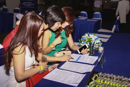 Những khách hàng có mặt từ sớm để điền phiếu khảo sát và đăng ký các CLB “Gắn kết cộng đồng” tại buổi tiệc ngày 15/8 Những khách hàng có mặt từ sớm để điền phiếu khảo sát và đăng ký các CLB “Gắn kết cộng đồng” tại buổi tiệc ngày 15/8