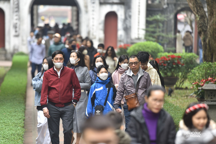 Các khu vực trong Văn Miếu - Quốc Tử Giám đều đông đúc, nhộn nhịp và ngập tràn sắc xuân.