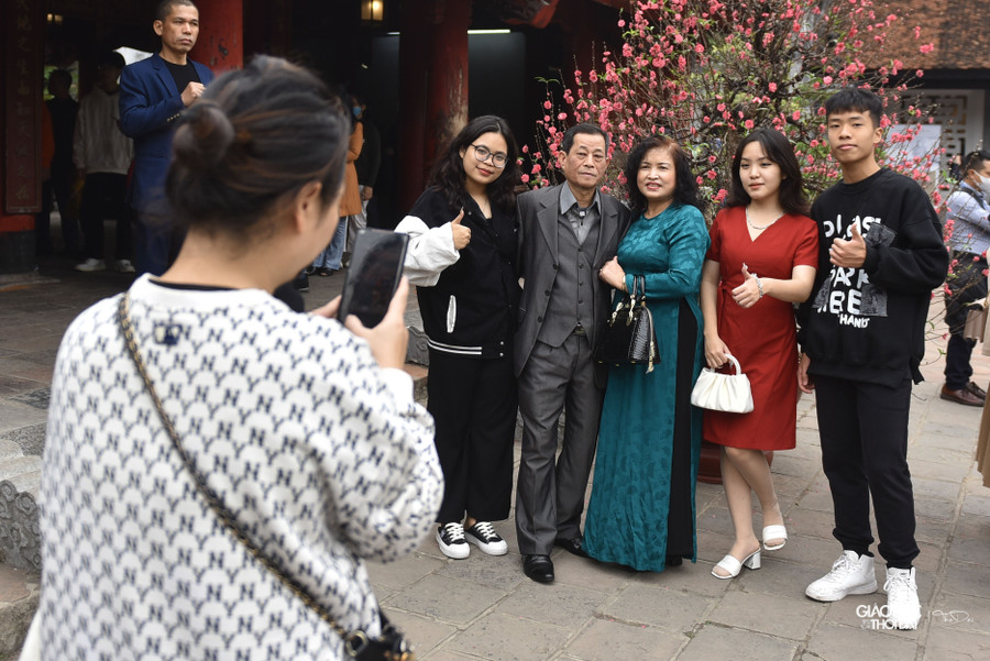 Nhiều gia đình đã chọn Văn Miếu - Quốc Tử Giám làm nơi du xuân và chụp những bức hình lưu niệm.