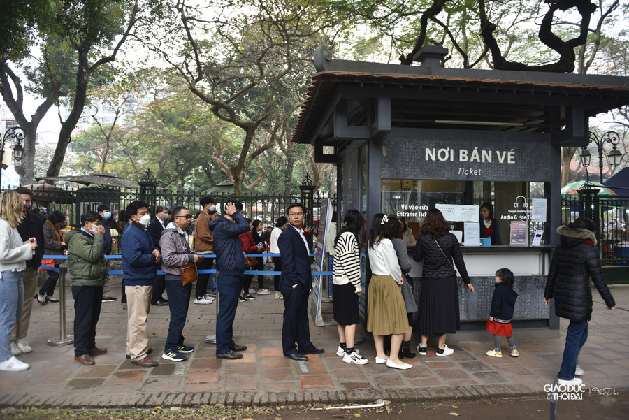 Trong ngày mùng 2 tết, lượng khách đến với di tích Văn Miếu - Quốc Tử Giám rất đông.