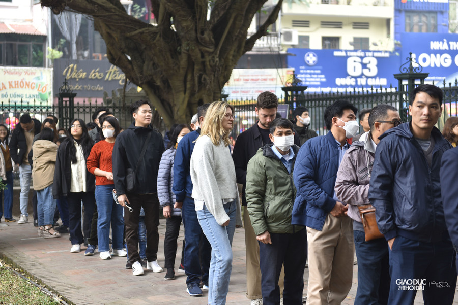 Hàng dài phải xếp hàng đợi đến lượt mình vào mua vé.