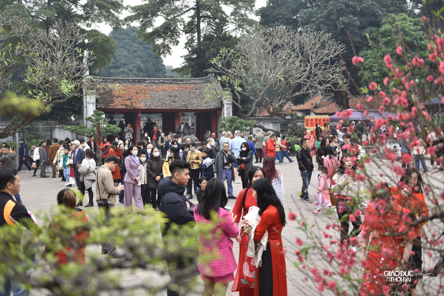 Bên trong Văn Miếu, khu vực sân, các gian hàng đồ lưu niệm, bán chữ hút khách tham quan.