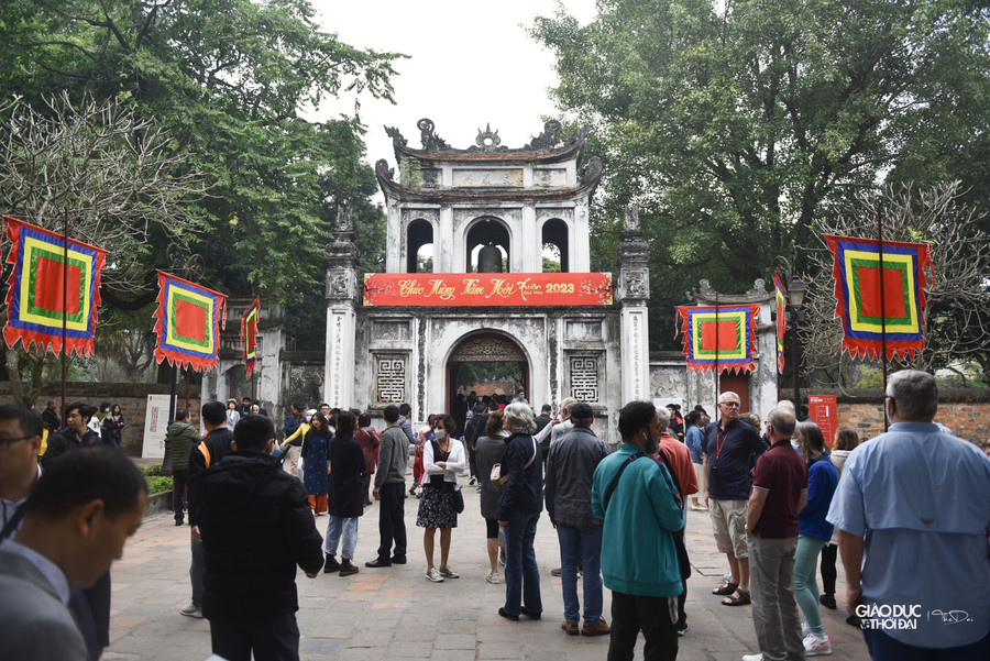 Nhiều thời điểm, các con phố dẫn vào Văn Miếu ùn tắc do lượng xe lớn. Người dân và du khách phải xếp hai hàng dài, chờ đợi mua vé.