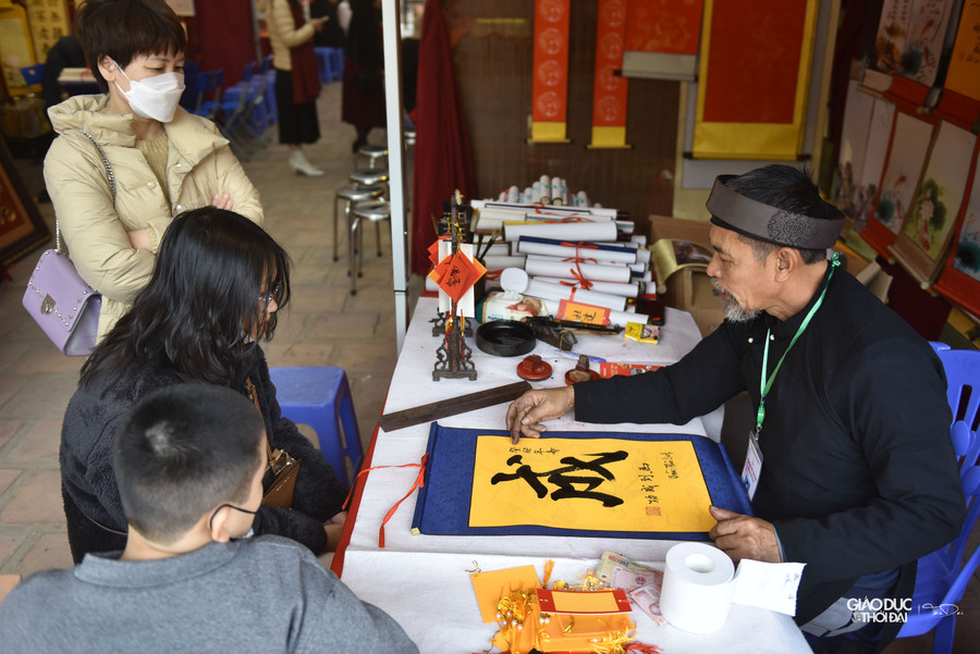 Việc xin - cho chữ diễn ra chủ yếu ở Hồ Văn - Văn Miếu (Đống Đa, Hà Nội). Xin chữ đầu năm là một nét đẹp văn hóa có từ rất lâu đời, việc xin chữ - cho chữ thể hiện việc coi trọng tri thức đồng thời là dịp thể hiện những mong muốn cho một năm mới.