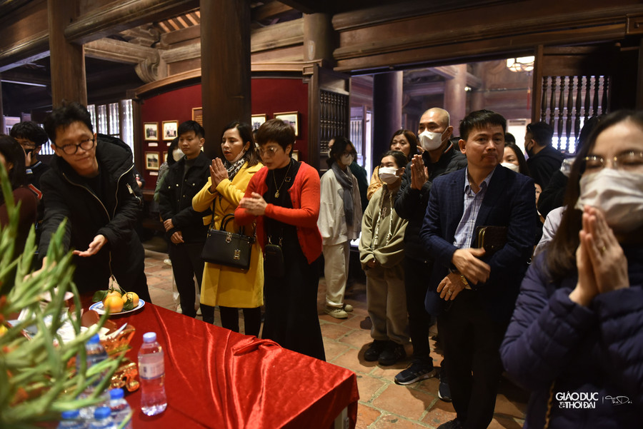 Từ lâu nay, nhiều gia đình Hà Nội có truyền thống đến Văn Miếu du xuân, thắp nén nhang, dâng lễ trước ban thờ Khổng Tử và các bậc tiên hiền trong Đại Bái Đường, cùng ban thờ danh nhân Chu Văn An trong nhà Thái Học để mong cho một năm mới tốt đẹp, việc học trôi chảy.