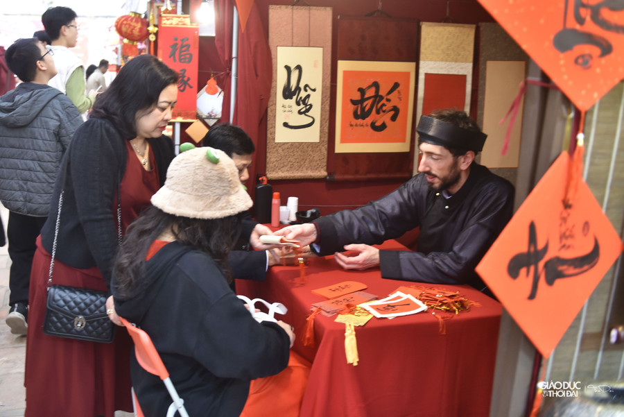 Trong ít giờ buổi sáng, anh Jean đã viết 8 bức thư pháp.