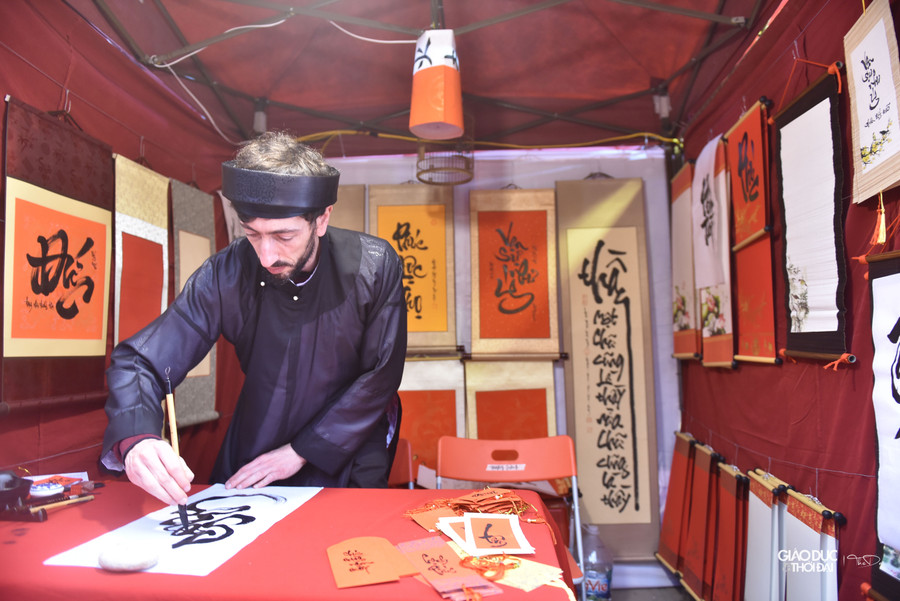 Việc xin chữ trở thành món ăn tinh thần không thể thiếu của nhiều người dân mỗi dịp Tết đến xuân về.