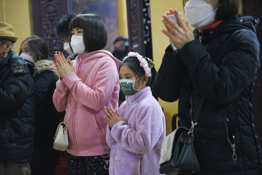 Mọi người thành tâm cầu bình an, sức khỏe cho gia đình mình trong năm mới Nhâm Dần.