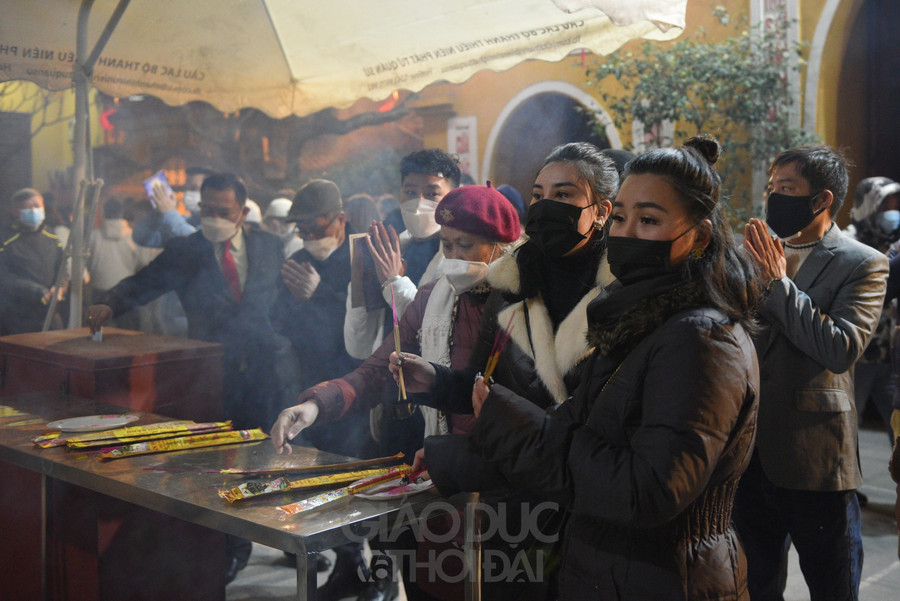 Sau thời khắc Giao thừa người dân Thủ đô đi chùa cầu bình an ảnh 3