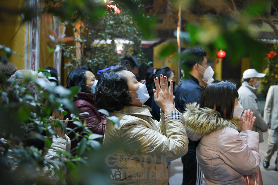 Sau thời khắc Giao thừa người dân Thủ đô đi chùa cầu bình an ảnh 10