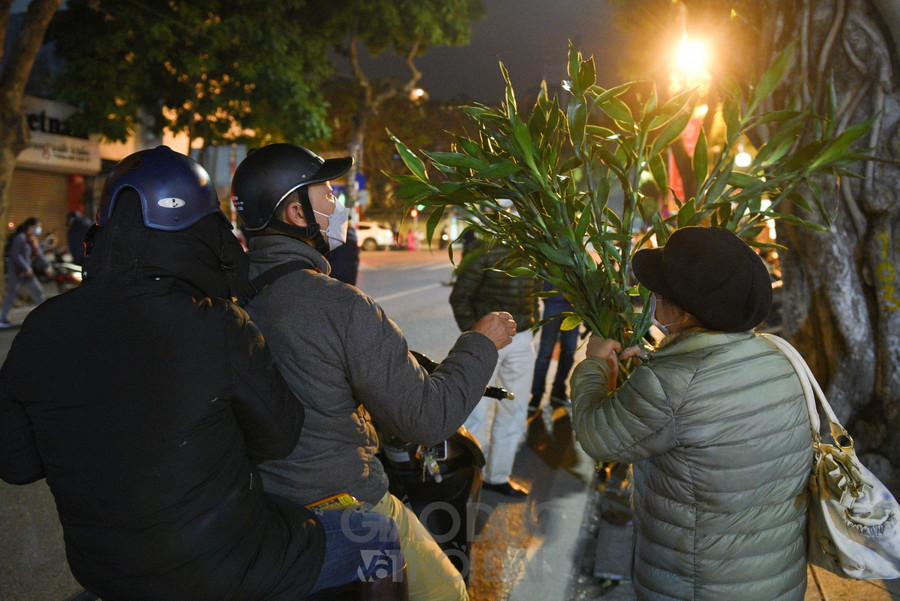 Sau thời khắc Giao thừa người dân Thủ đô đi chùa cầu bình an ảnh 14